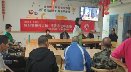 先锋街道民政社工站：开展“银针穿梭传古韵 布艺暖桑榆”活动