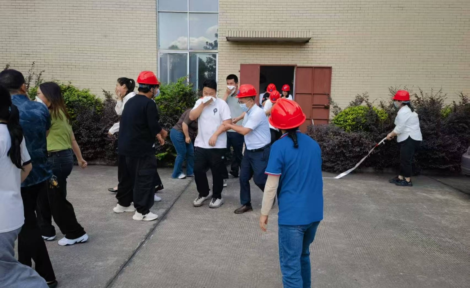 桃李社区组织开展“人人讲安全  个个会应急——排查身边消防隐患”为主题的消防应急演练。