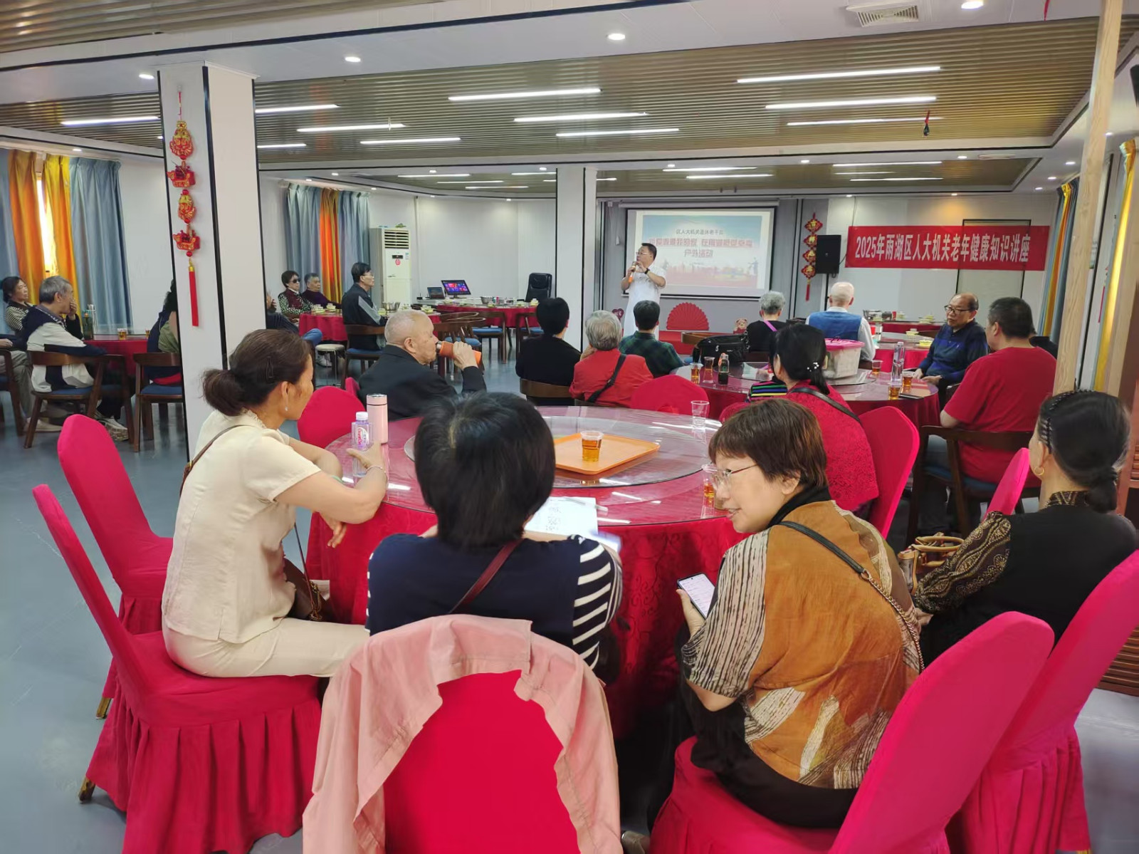 雨湖区人大常委会组织退休干部沉浸式体验“家门口的幸福”