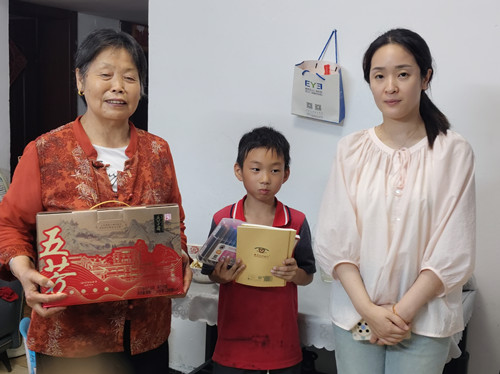 宝丰街社区：社区关怀暖童心 六一慰问传递爱
