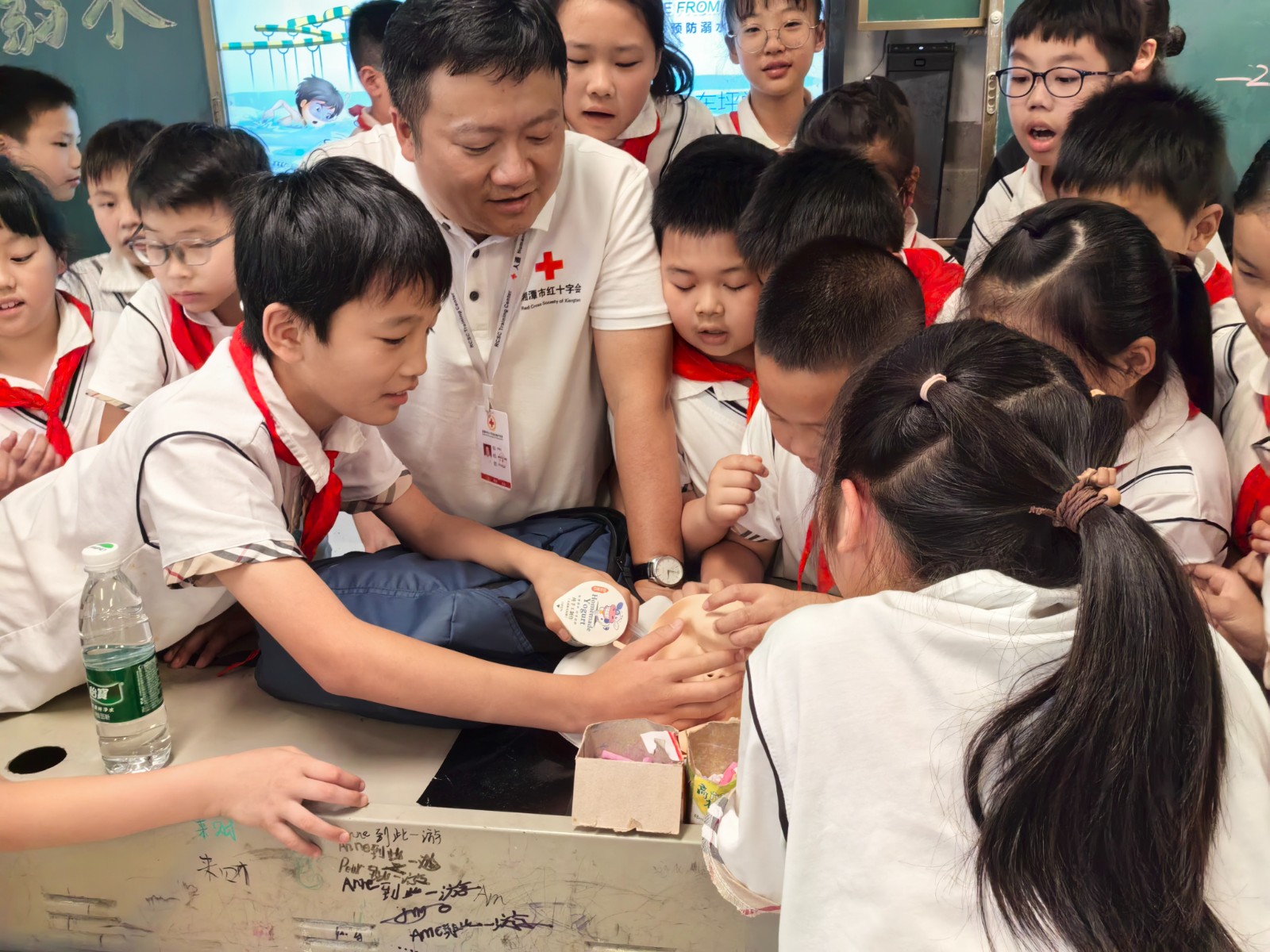 风车坪学校开展防溺水安全演练暨“防溺水急救知识”公益活动