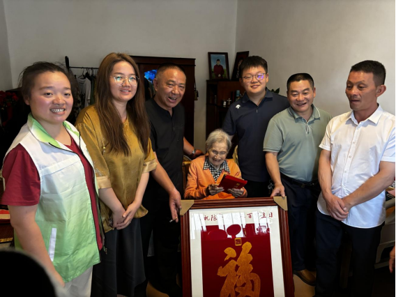 富强社区为百岁老人庆生传递温暖关怀