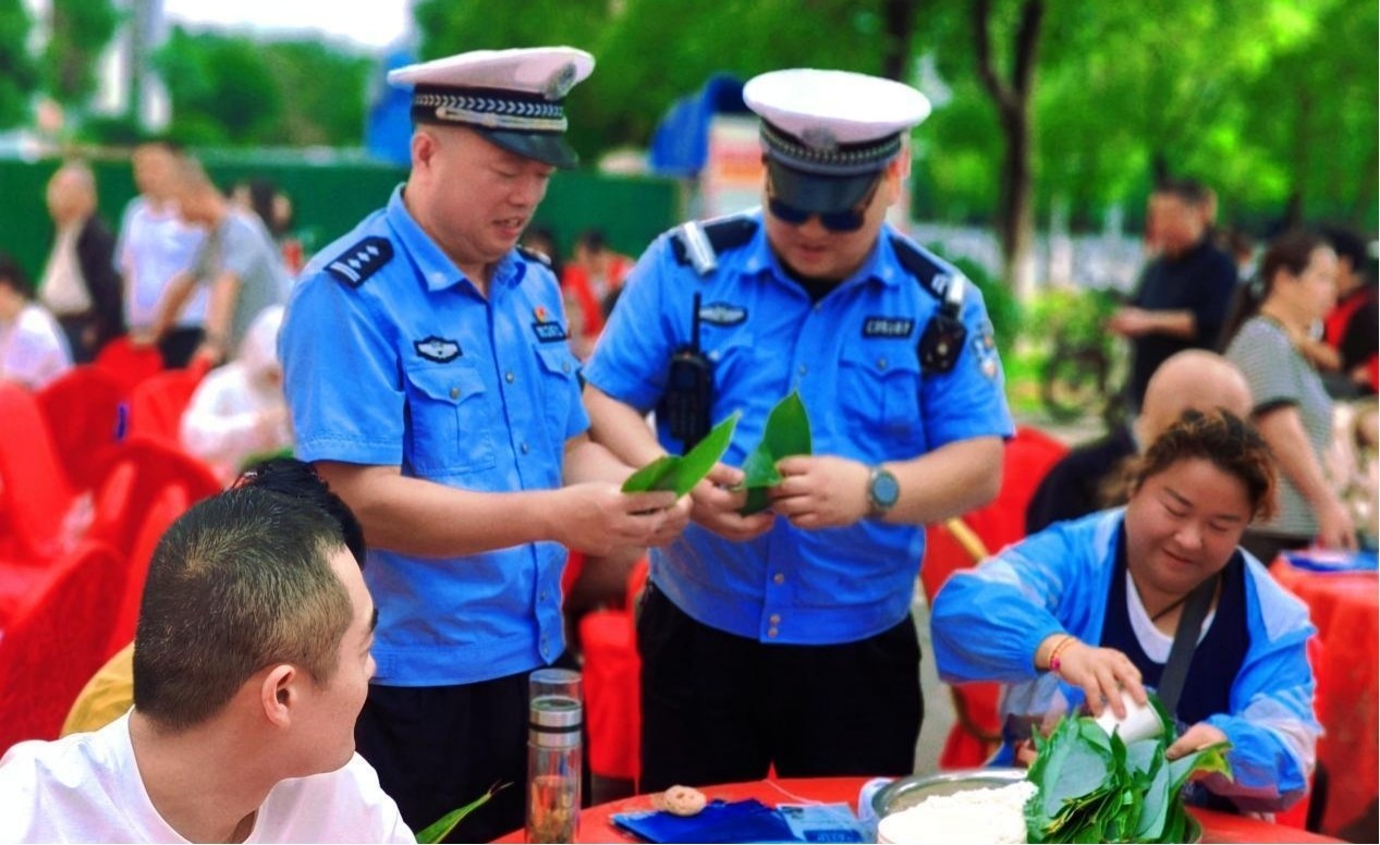 民乐社区联合九华交警大队开展“粽香传情 安全同行”邻里节活动