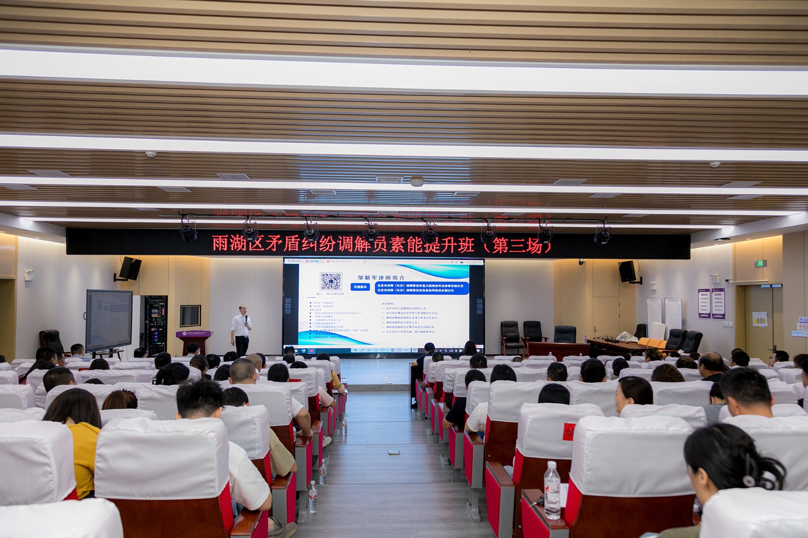 雨湖区委政法委：以匠心解纷争 用温情化干戈 绘就和谐雨湖的“枫景”画卷