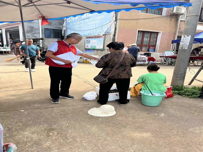 筑牢防线护“舌尖” 鹤岭镇开展食安宣传活动