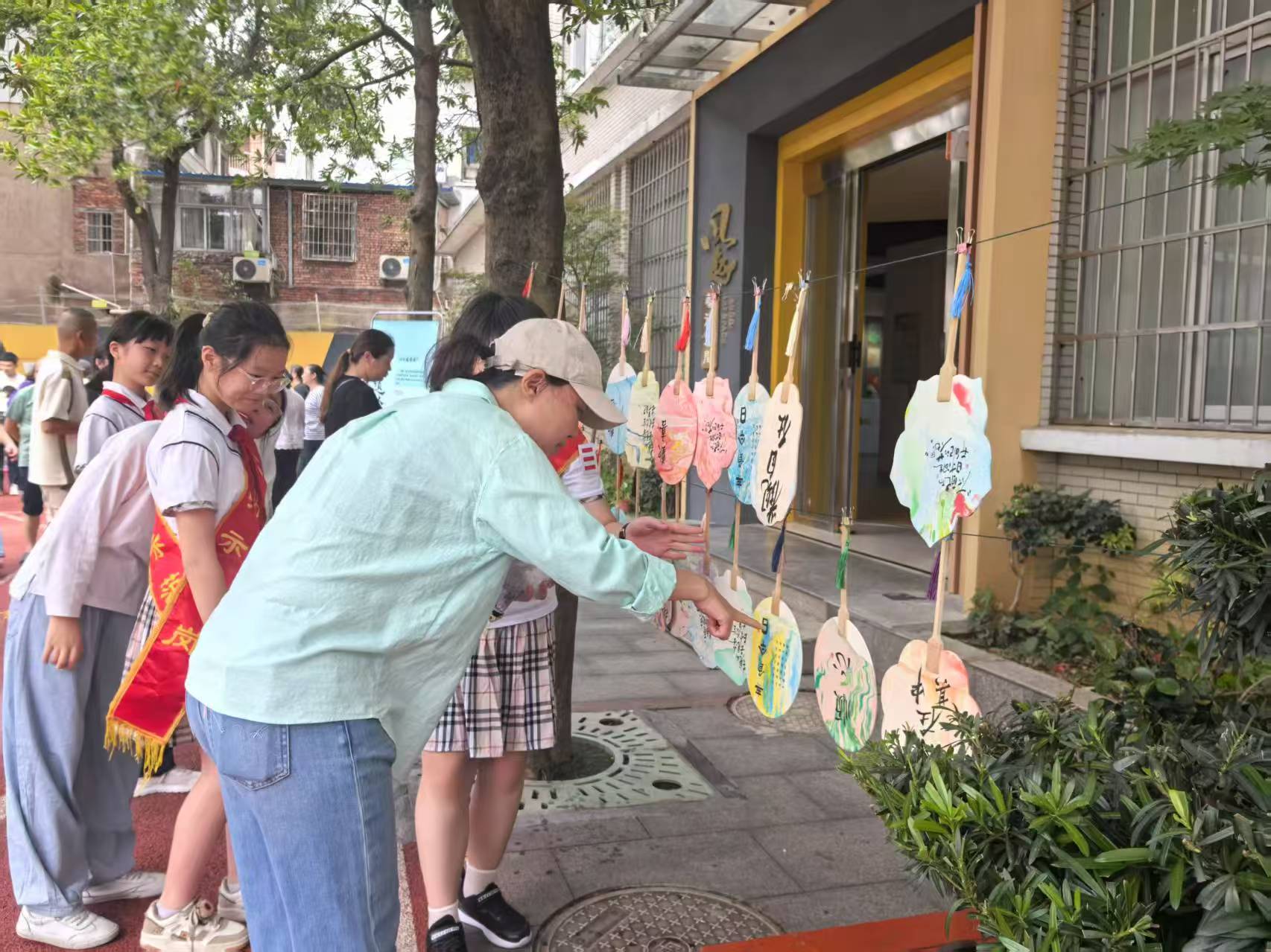 风车坪学校：漆扇摇动多元评价，家校共绘美育新景