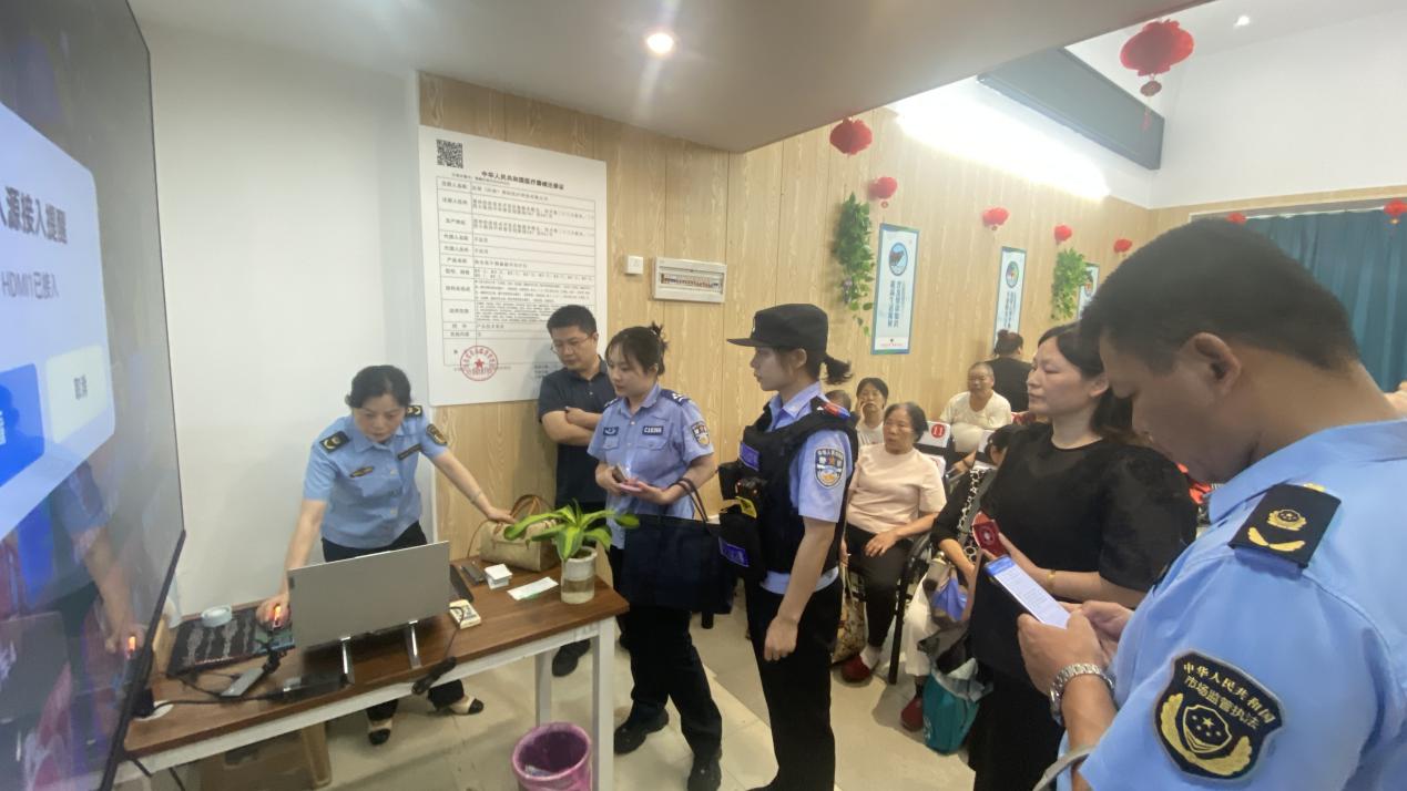 雨湖路社区：多部门联手清查辖区内“养生坑老”门店，给老人敲响防骗警钟