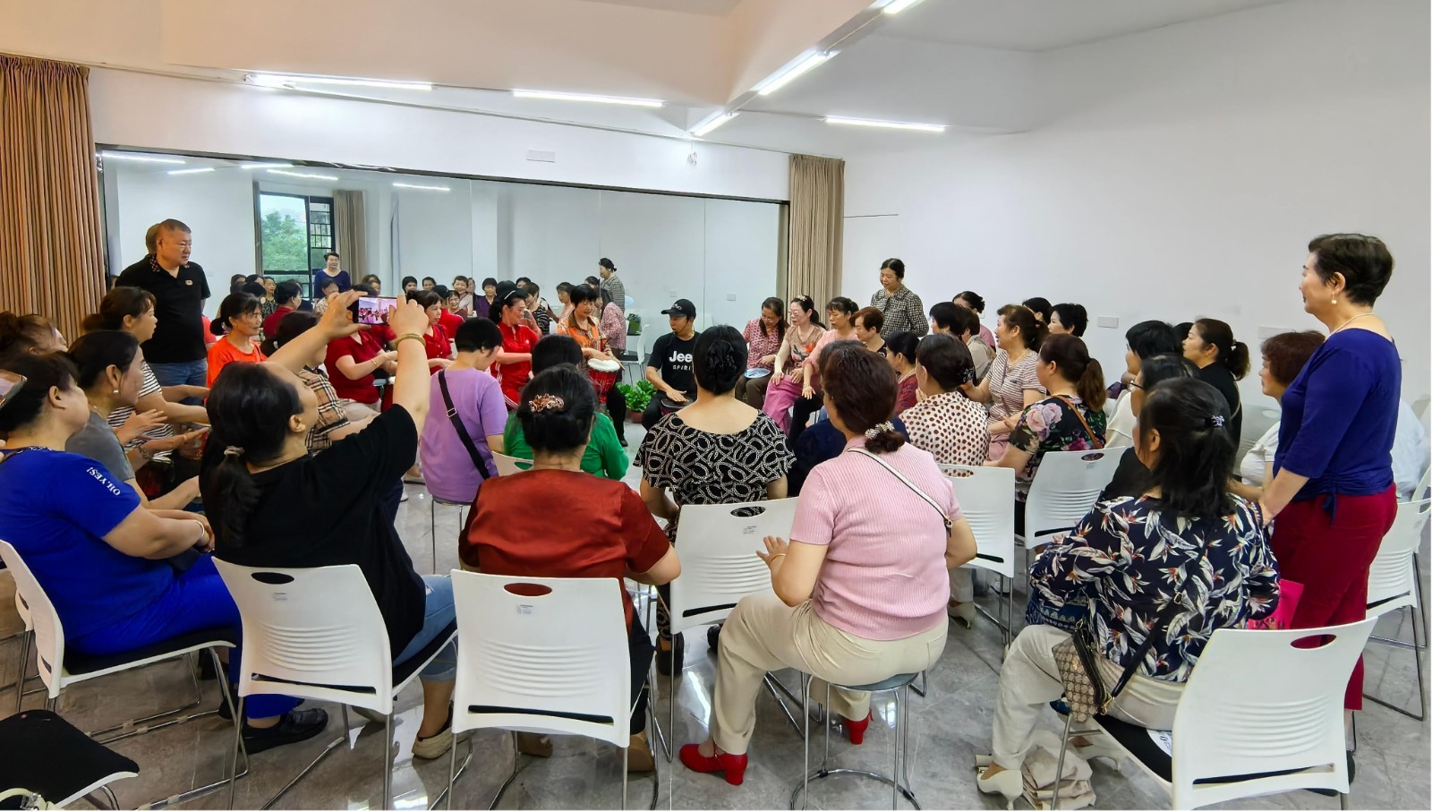 民乐社区：银龄学员乐享多彩课堂