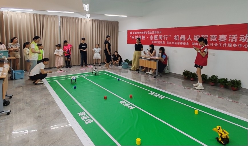 民乐社区：举办机器人障碍穿越比赛