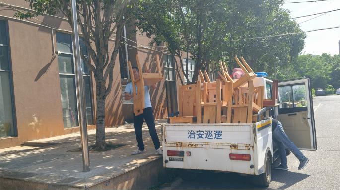 【我为群众办实事】桃李社区：添置实木座椅暖民心 无物业小区变身“休闲乐园”