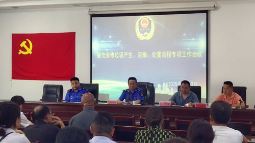 严查建筑垃圾“一身脏”，雨湖城管多向发力