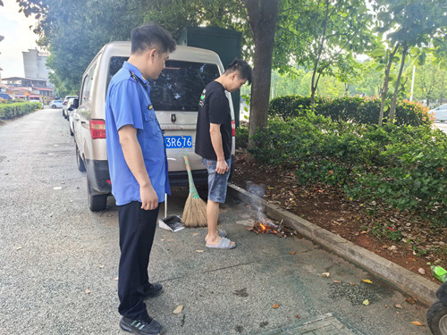 雨湖区城管局：违规焚烧垃圾——罚！