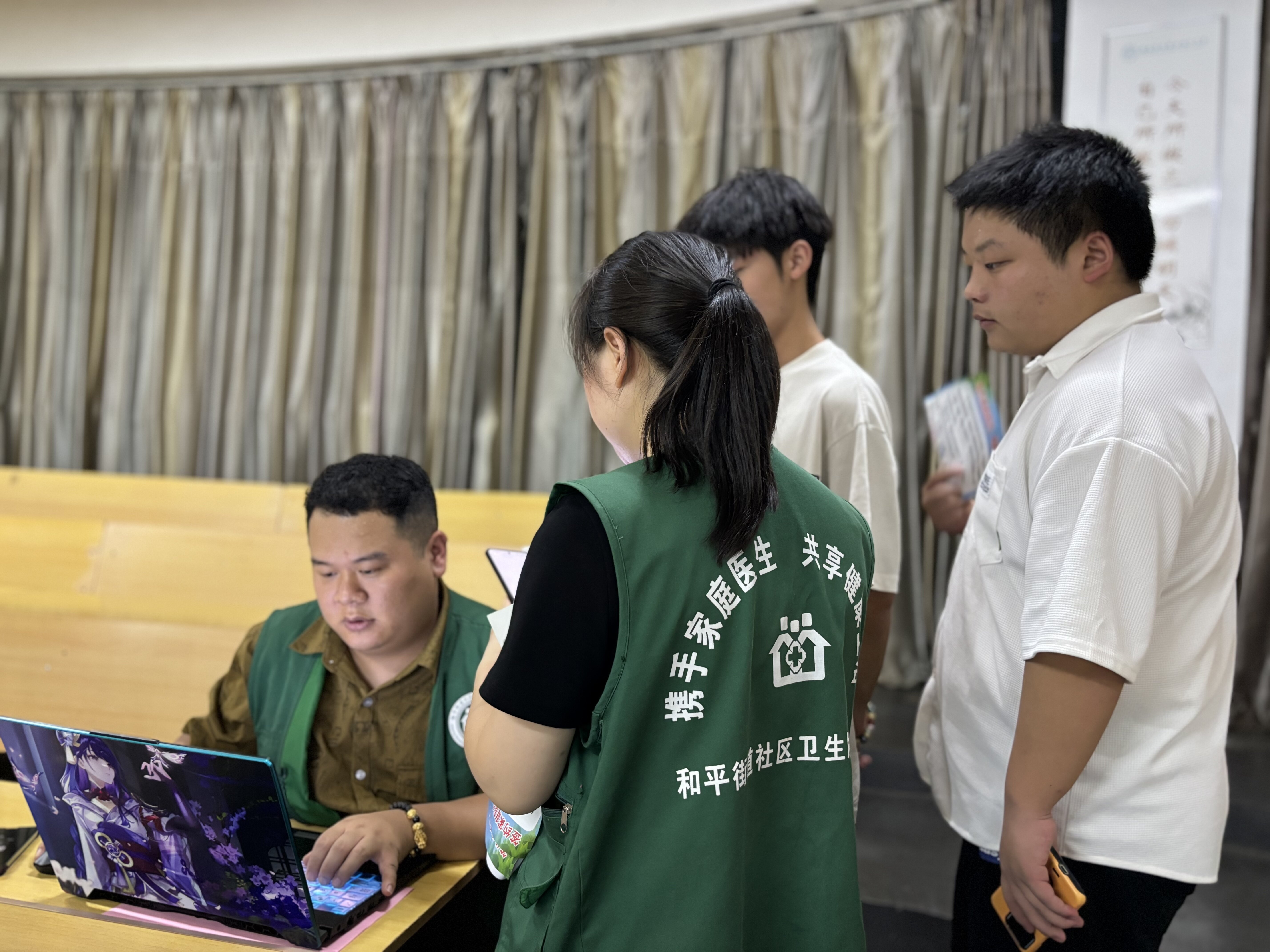健康进校园：家庭医生夜间签约服务
