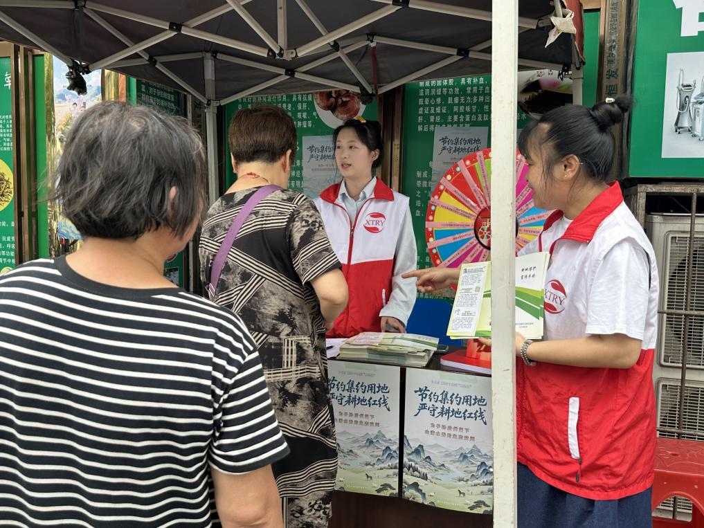 雨湖区开展全国土地日“保护耕地送法下乡”活动
