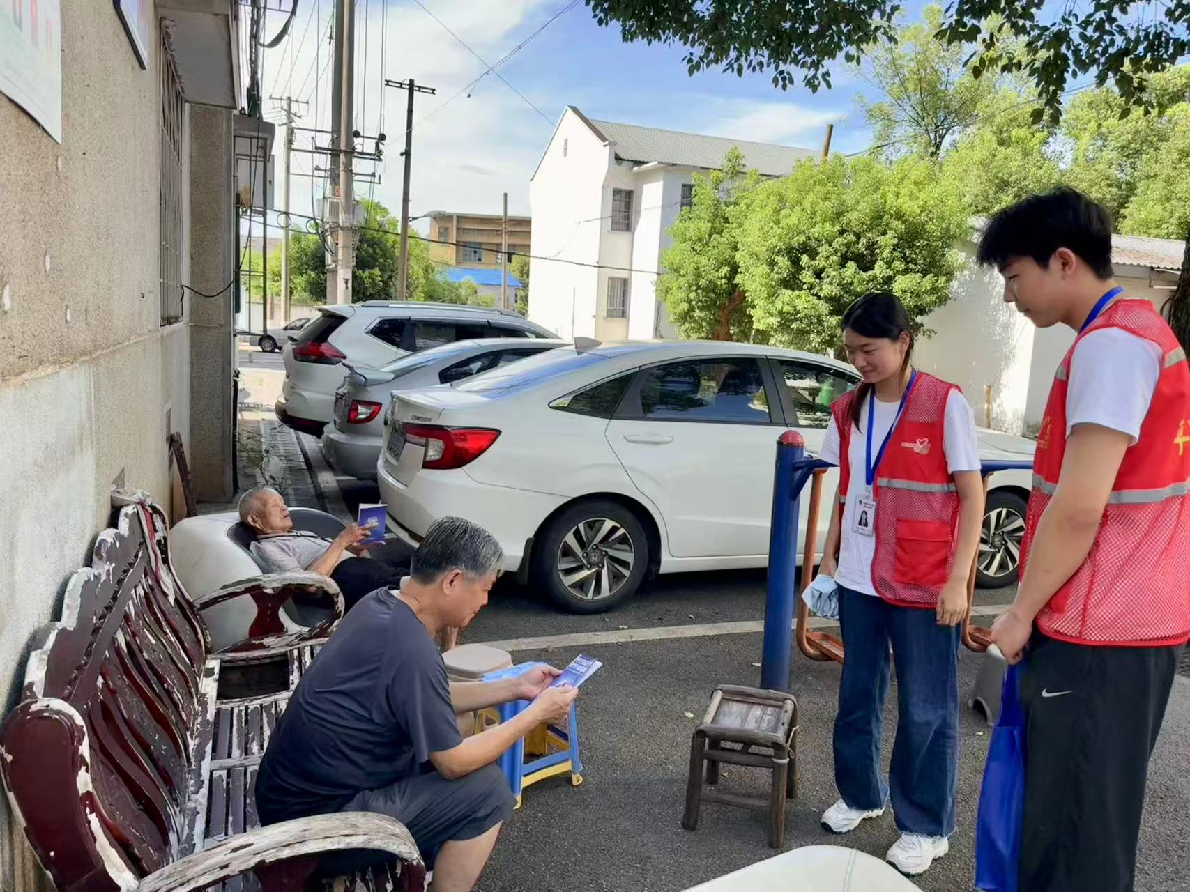 金塘社区开展普法走访宣传，守护居民安全