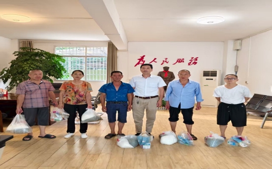 红旗村：“夏日送清凉”关爱一线劳动者