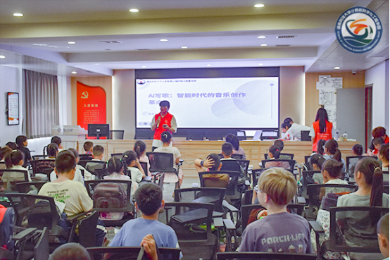 AI赋能，编程启智——大学生“三下乡”社会实践团队联合和平社区开展支教活动