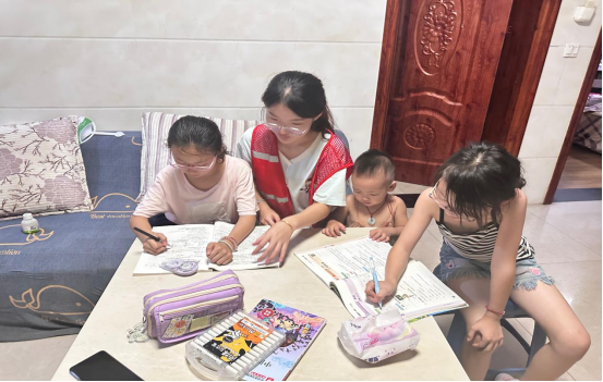 白鹭湖村：暑期送暖，课业辅导与安全宣传齐护困境儿童