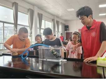 羊牯村：暑期课堂正式开讲 湘大志愿者寓教于乐启童智