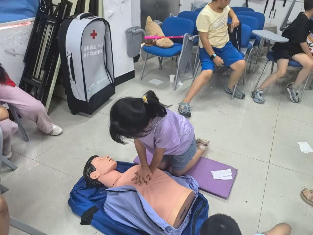 雨湖路社区开展学生防溺水安全教育活动