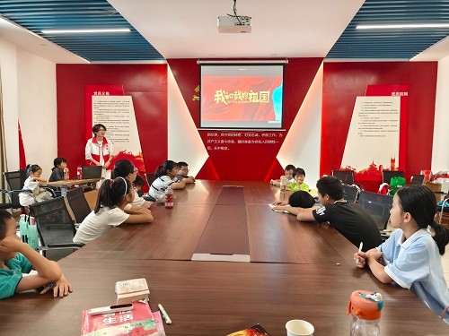 暑假思政课堂开课啦！唐兴寺社区组织少年儿童共观红色电影