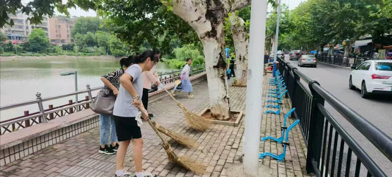 区环卫服务中心：助力雨湖后街“焕新颜”