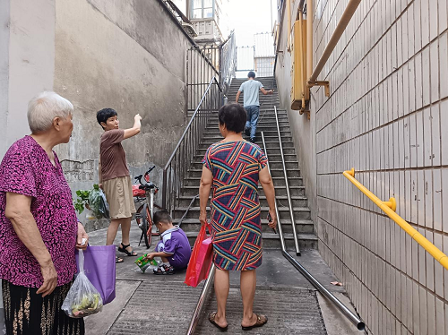 【我为群众办实事】唐兴寺社区：老旧小区台阶装扶手 精准惠民暖人心