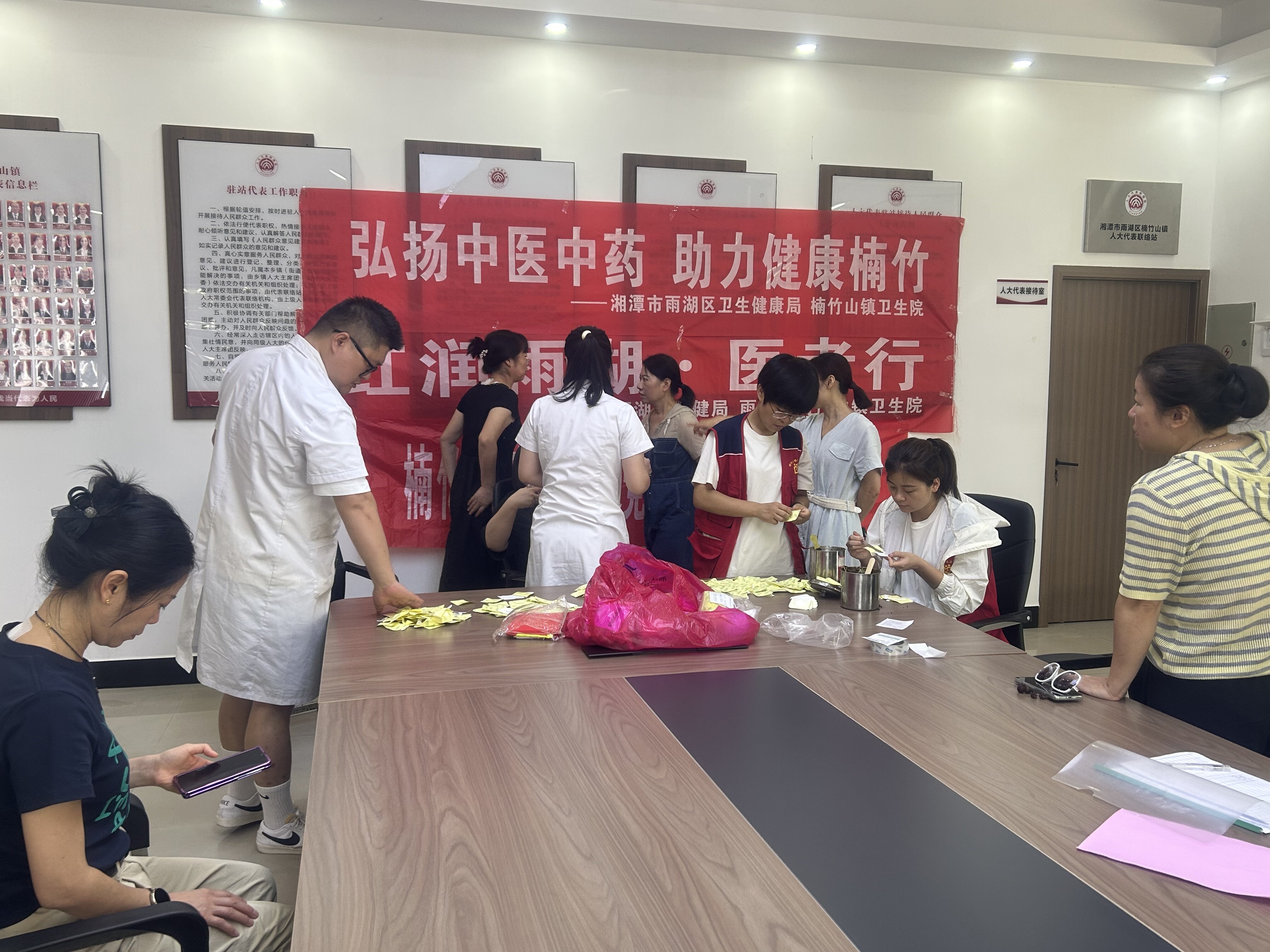 楠竹山镇卫生院：党建引领中医路，三伏贴里暖人心