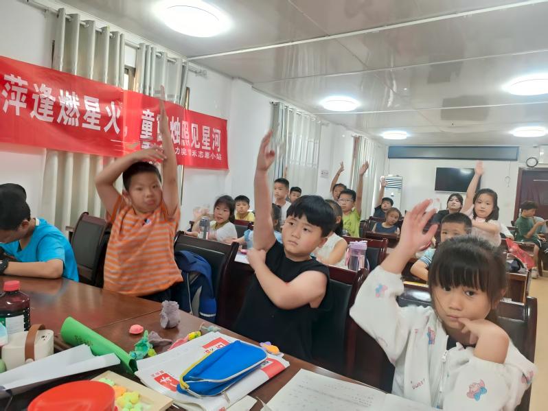 建设社区开展“五彩假期，翼起成长”暑假夏令营
