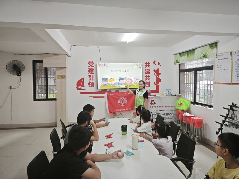 鹤岭镇开展“守护童心，安全一夏”教育小组活动