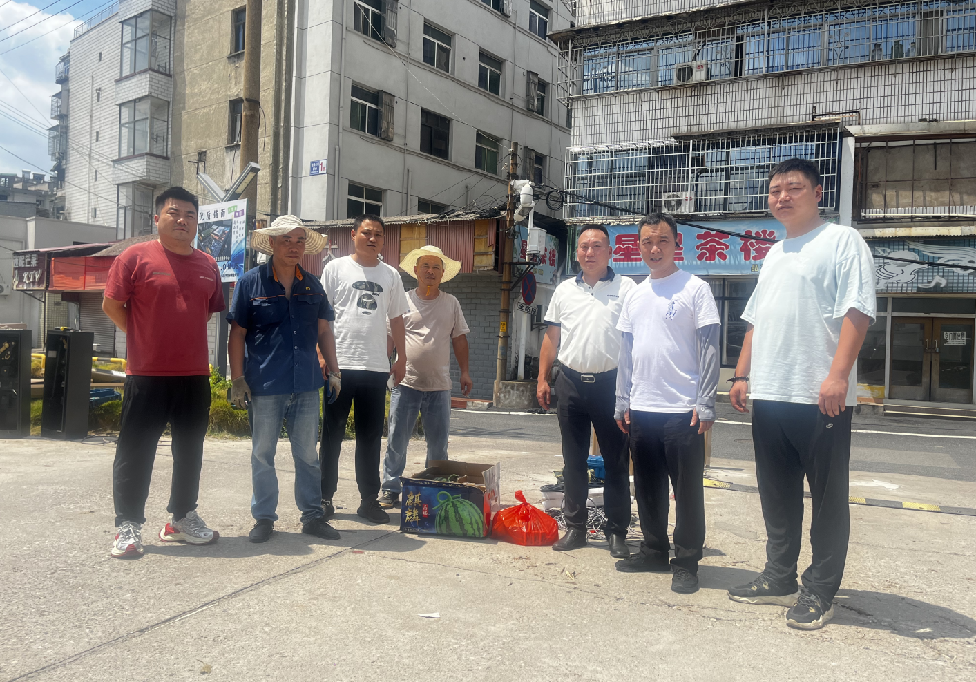 湘潭城发•大河西棚改公司开展“夏送清凉”慰问活动
