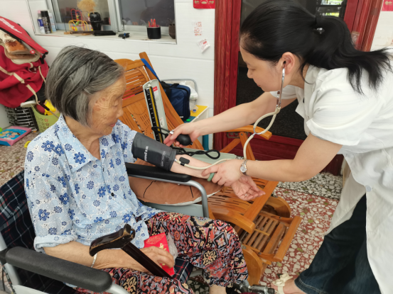 泉塘子村：健康体检送温暖，暖心慰问传真情
