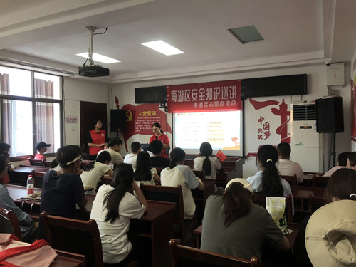 砂子岭社区：开展“利剑护蕾 与法同行”主题活动
