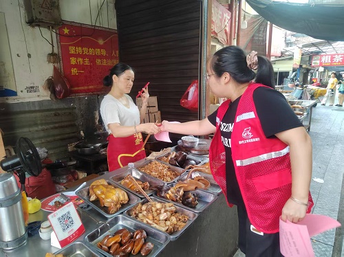 龙子巷社区：下户宣传基孔肯雅热预防，筑牢健康防护网