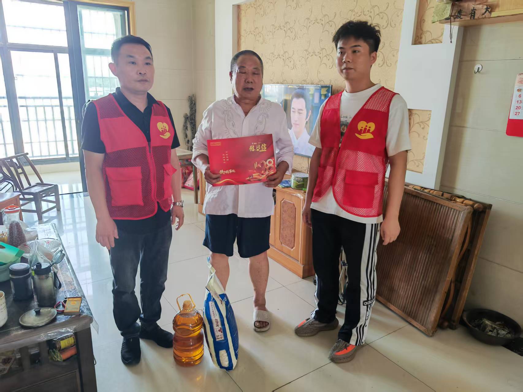 桃李社区：退役军人共话峥嵘，现役家属暖心慰问