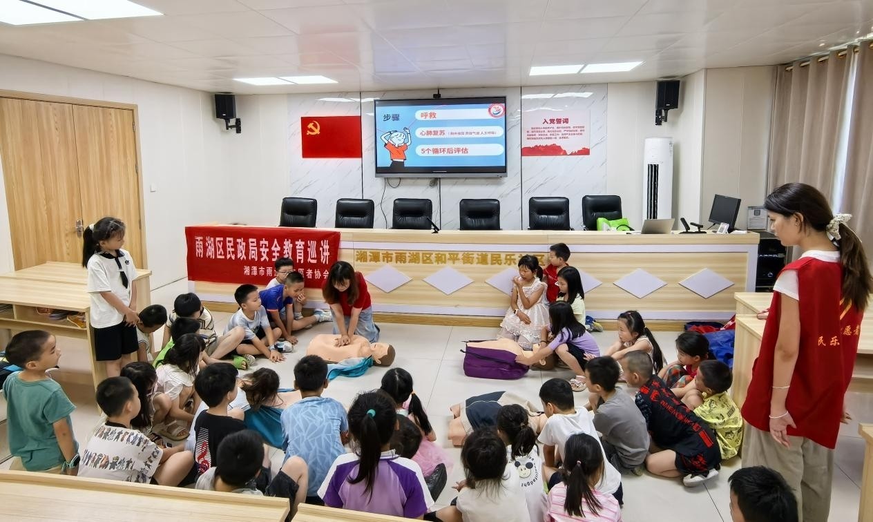 民乐社区联合雨湖区志愿者开展防溺水知识宣传