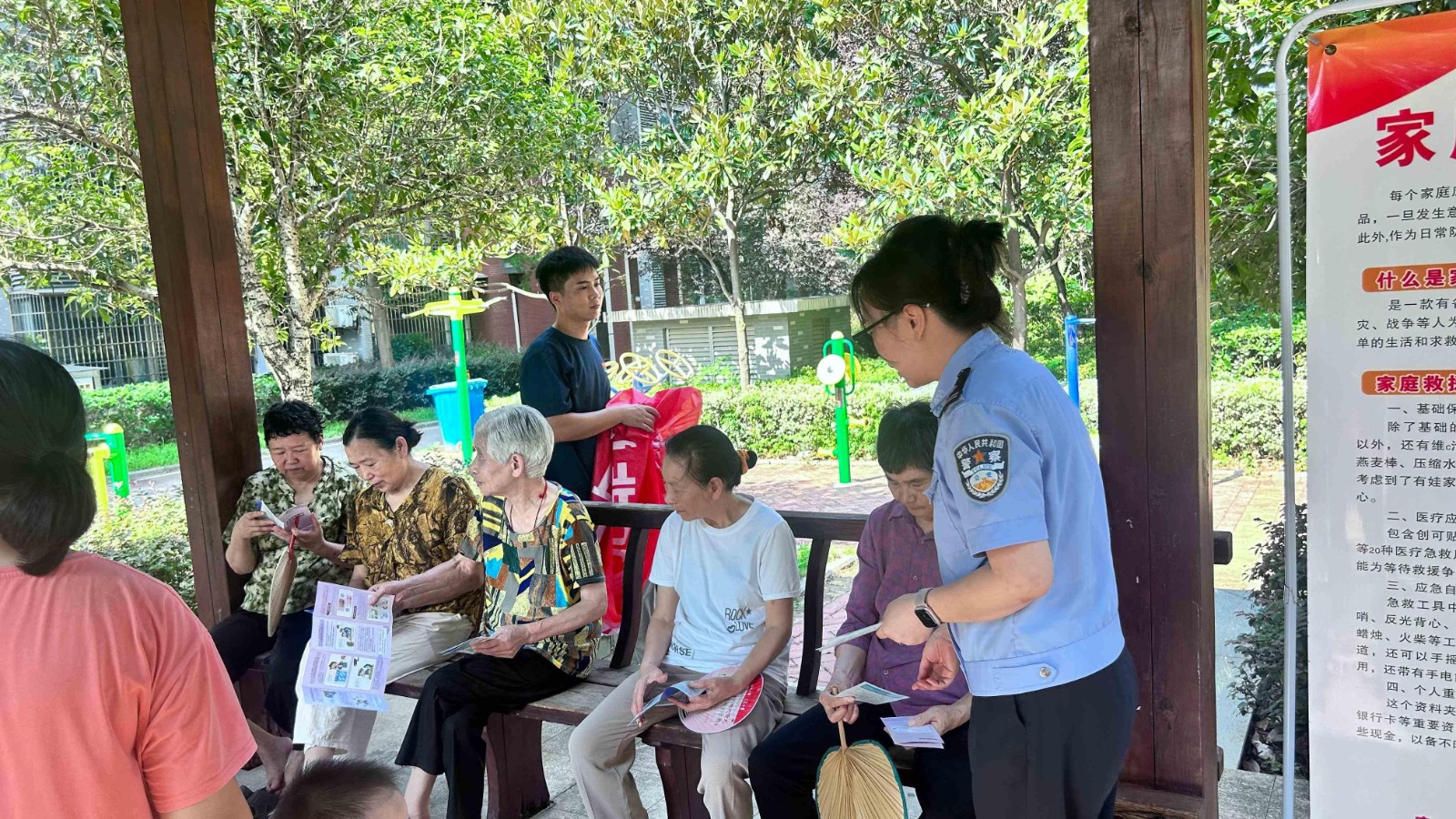 桃李社区：“交通安全课”进小区，筑牢居民出行“防护网”
