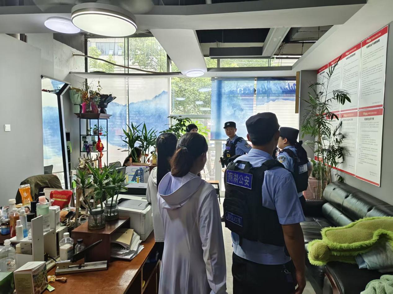雨湖路社区：警社联手“扫楼”防诈骗，守护商圈“钱袋子”