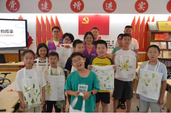 笔墨纸染间的“七彩假期”：南理工学子与万新社区少年共绘暑期画卷