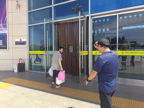 龙子巷社区暖心行动：助力滞留网吧流浪汉平安返乡