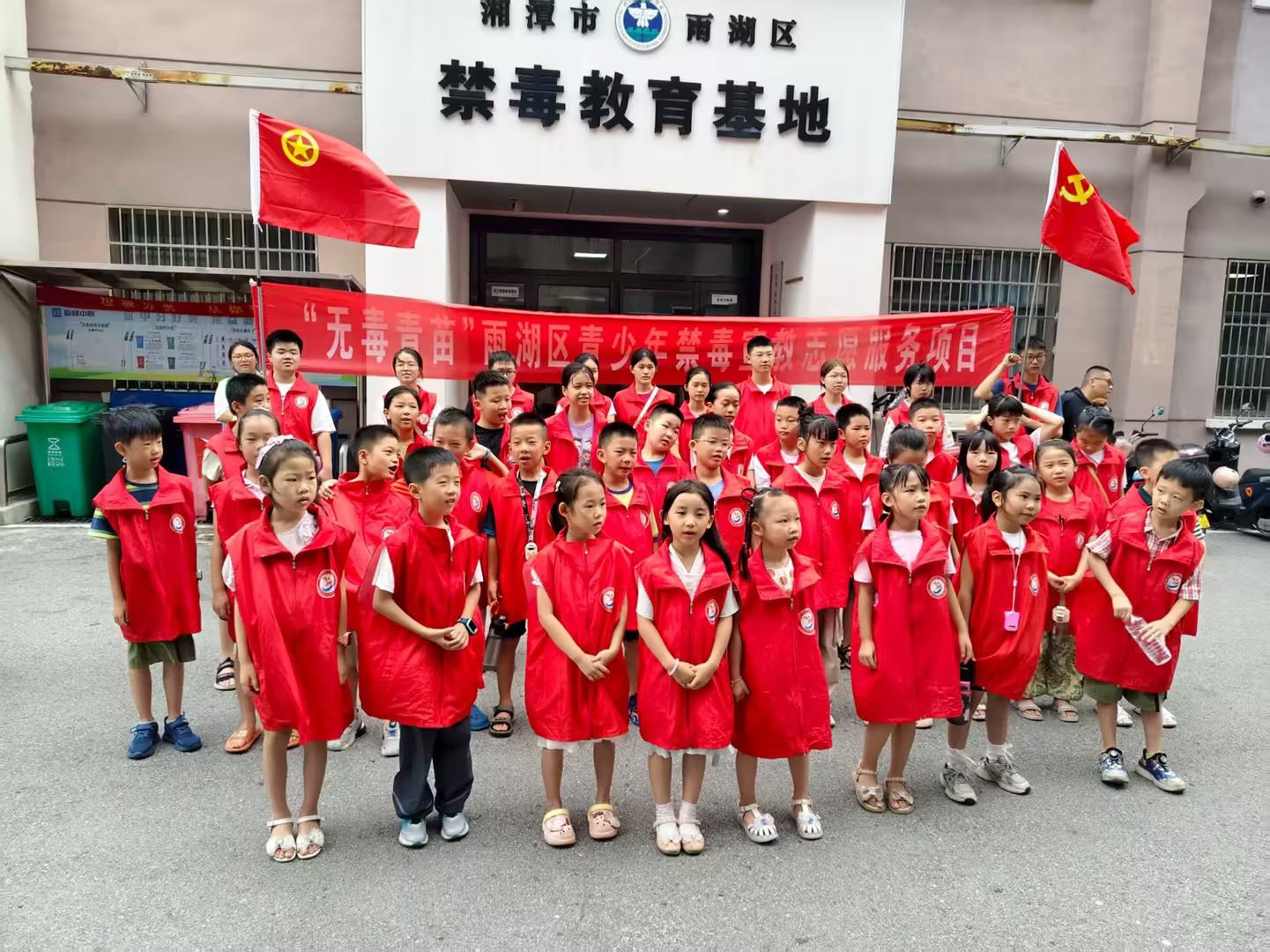 繁城社区组织青少年参观禁毒教育基地