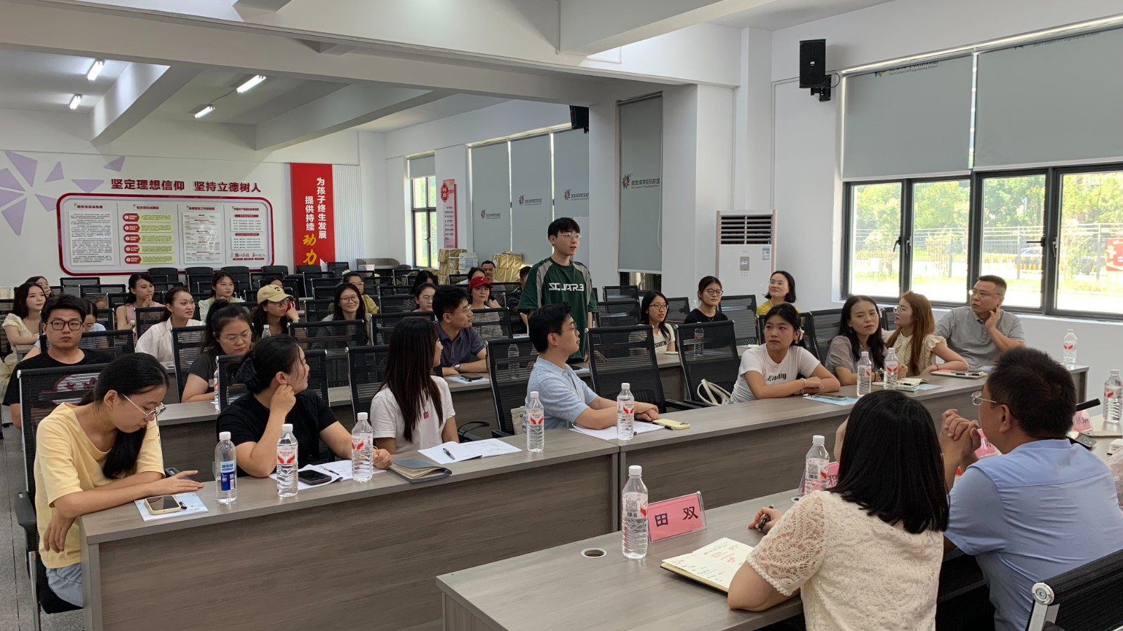 新程起航 聚力同行 ——2025年下学期风车坪学校东校区举行新教师校本培训