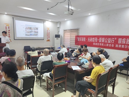 大码头社区：开展“擦亮他们的‘窗’，守护老年人的‘睛’彩视界”活动