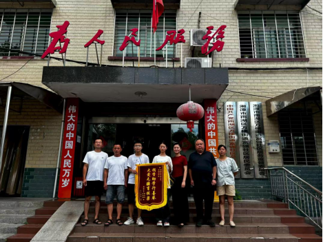 富强社区党总支联合爱心人士助力优秀高考生追逐青春梦想
