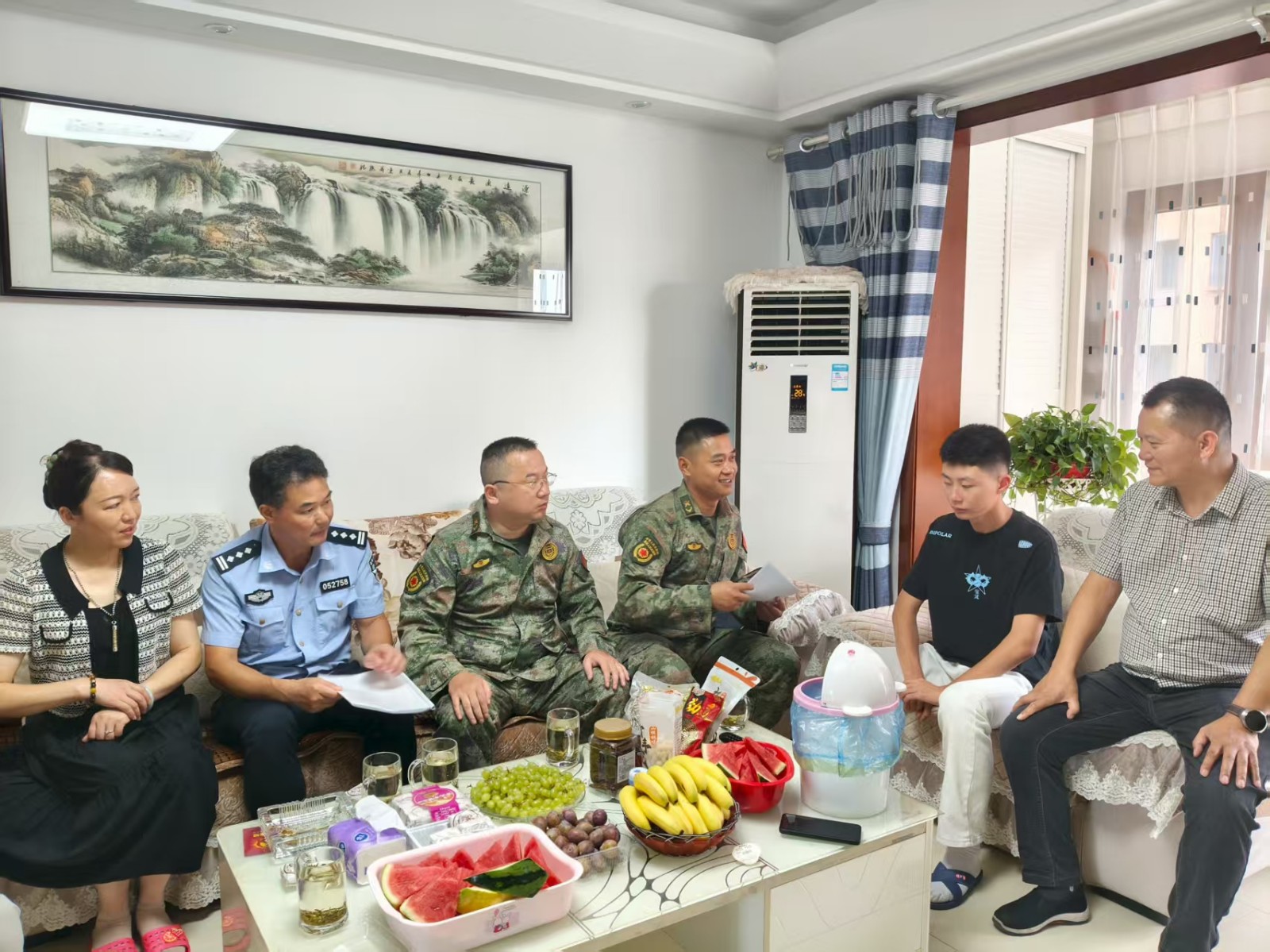 风车坪社区：预征新兵家访 严把兵员质量“入口关”