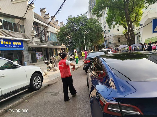 金庭小学开学季：鲁班殿社区志愿服务暖人心，携手护航上学路