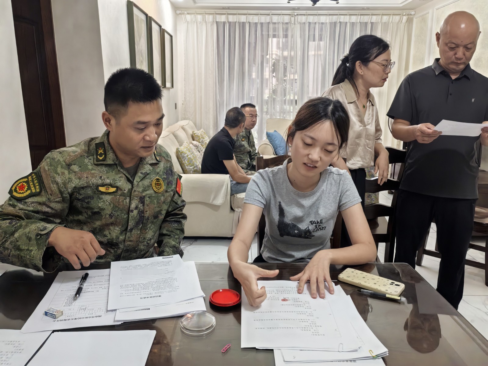 巾帼有志赴戎装，国防征兵添新力——雨湖路街道完成首位应征女青年政审