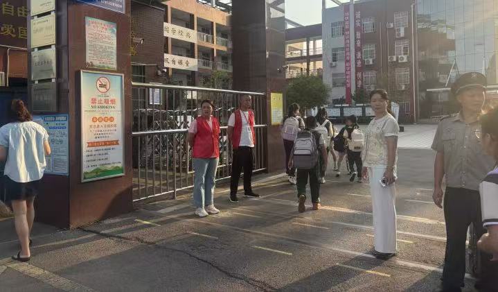 筑牢校园安全双防线，杉山社区开展“护学岗”活动与校园食堂食品安全检查