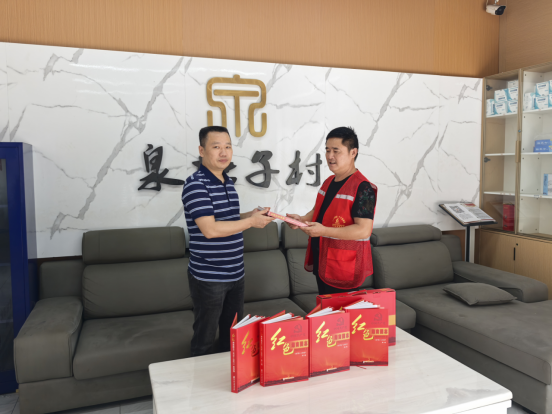 泉塘子村：康健医院捐赠图书 助力农家书屋红色文化建设