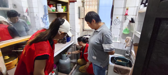 爱国社区：关爱残疾人 安全送到家